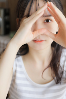 双手攀上两团少女峰